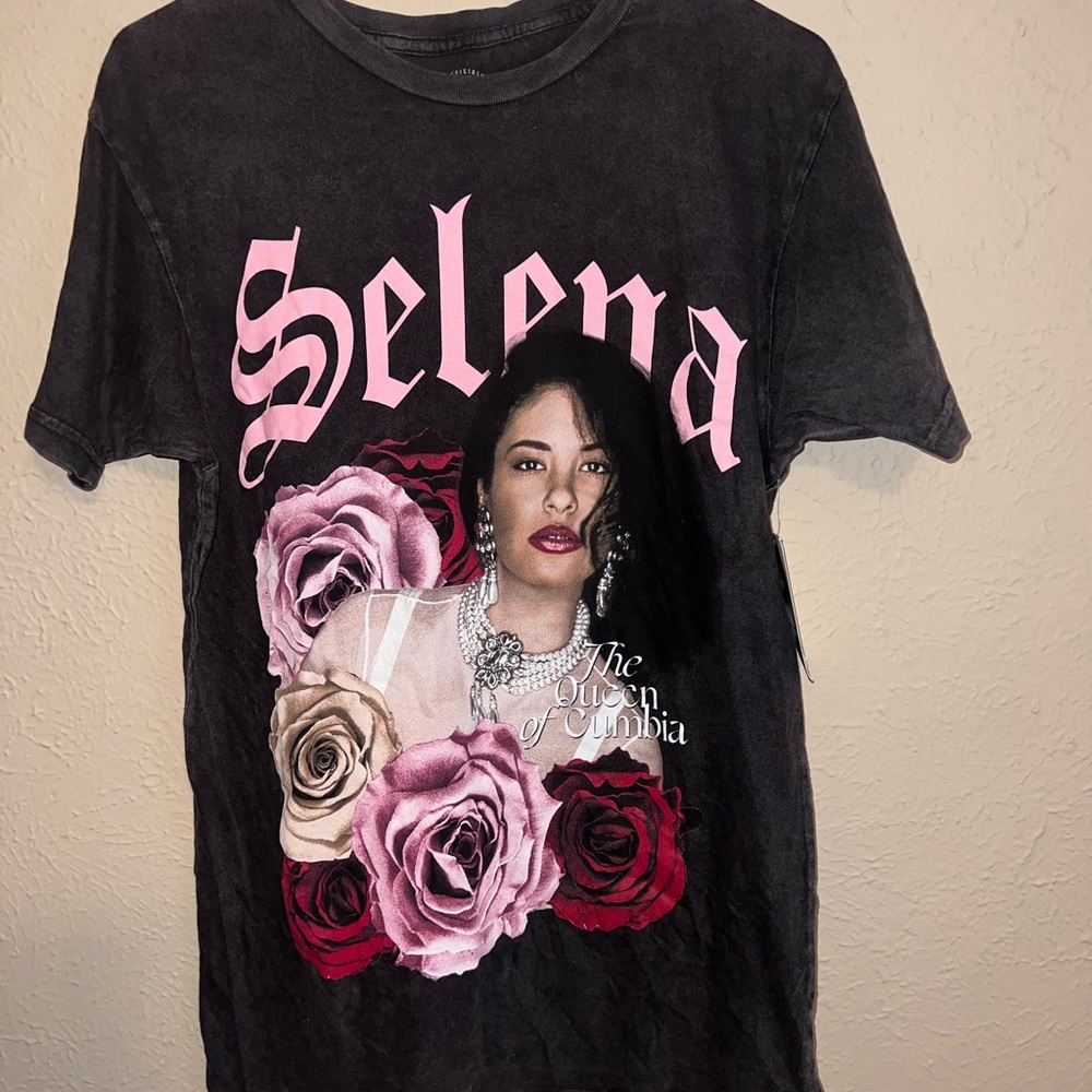 NEW! - Selena Graphic Tee in Black and Pink 🌹